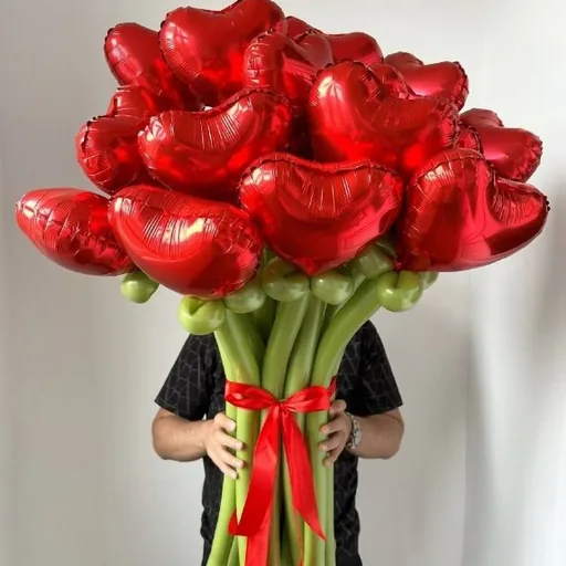 Bouquets and festive cakes made of balloons