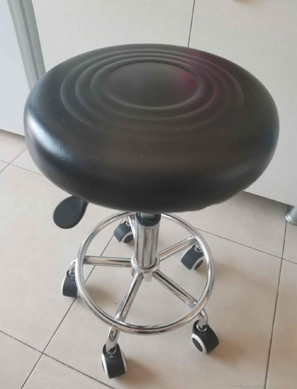 Стул косметологический на колесах