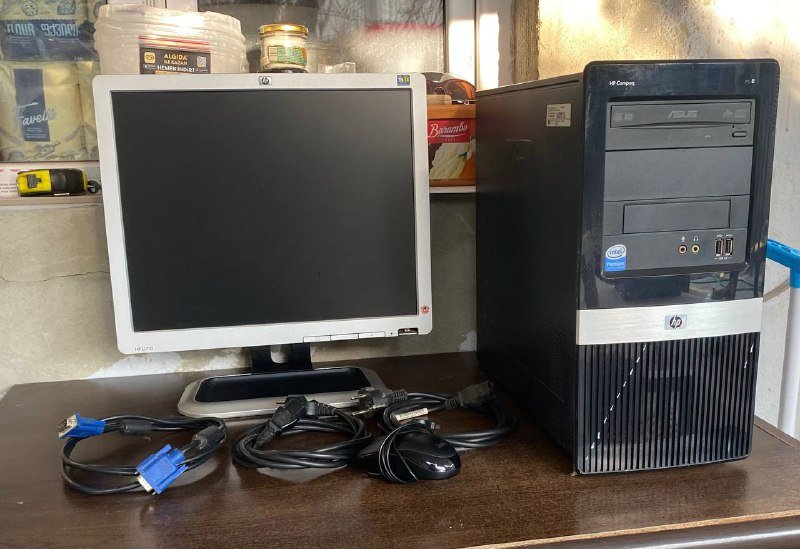 Компьютер с монитором, мышка, кабели