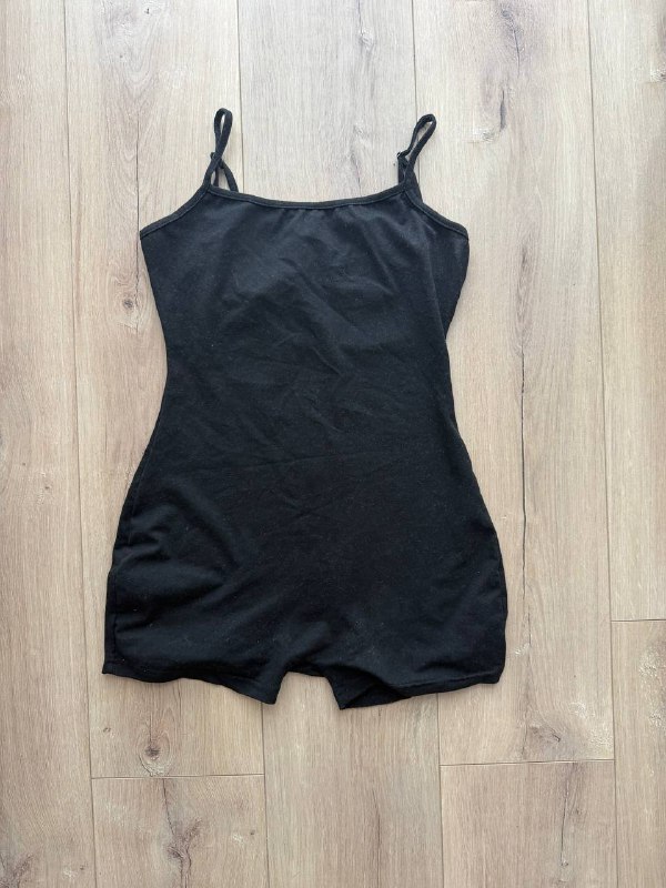Сумка Jacquemus, топ с юбкой, юбка красная, боди, футболка, платья, шлепки Hermes, комбинезон 10