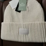 Кроссовки Trussardi, джинсы Armani Exchange, кардиган Zara, ремень Michael Kors, шапка H&M, кепка Guess 9