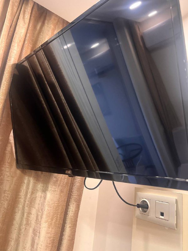 Кровати с тумбочками, микроволновка, телевизор, шкафы, комплект для ванной, керамический стол и стулья 3