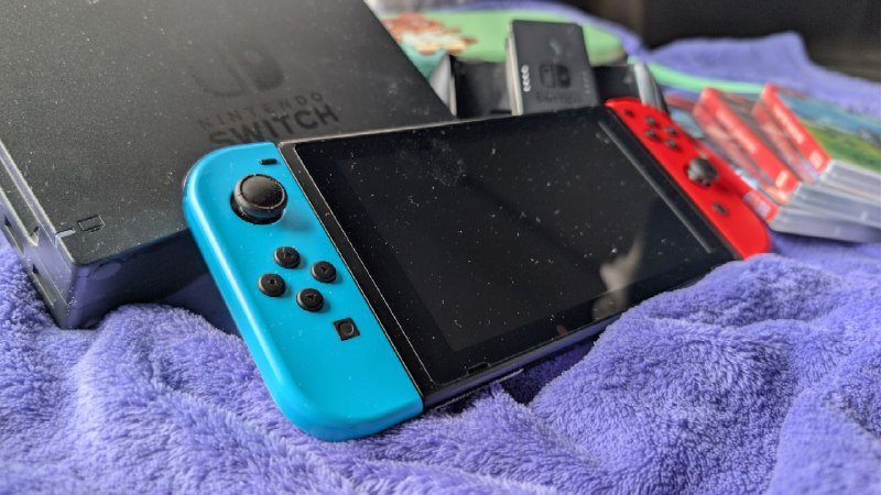 Nintendo Switch, зарядное, база, чехол и игра Persona 5 4