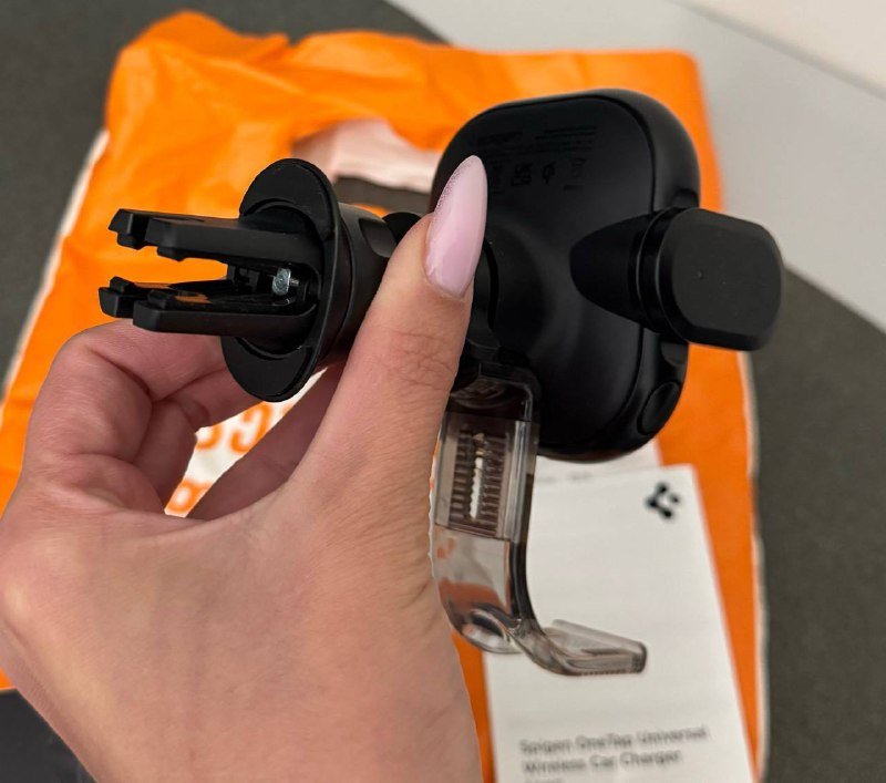 Автомобильный держатель с беспроводной зарядкой Spigen 3