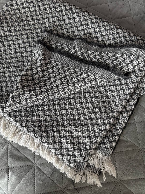 Купальники, пляжное покрывало, рубашка, кроссовки, джинсовая куртка, джинсы 2