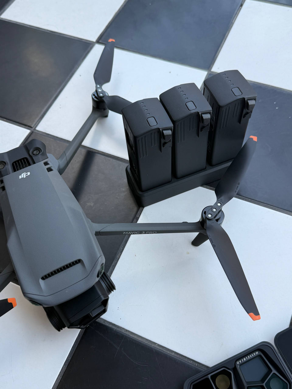 Дрон DJI Mavic 3 Pro с аксессуарами и картой памяти