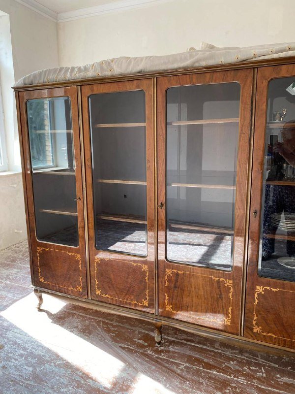 Антикварный шкаф в классическом стиле 2