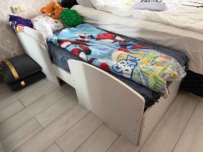 Кровать три в одном белого цвета с матрацем и наматрасником 2