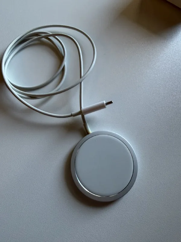 Apple MagSafe Charger 1