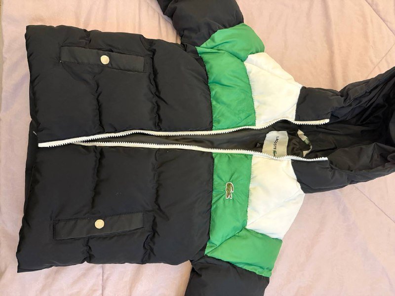 безрукавка красная, куртка Lacoste, водолазка 2