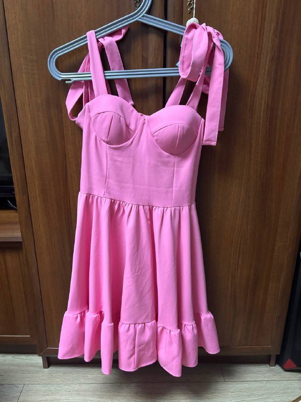 Розовое платье Etika Fashion, Чёрное платье с цветами, Серебристый верх FB Sister, Красная кожаная куртка Ashley Brooke, Чёрная блузка H&M, Фиолетовое перламутровое платье, Тёмно-синее платье CO, Чёрная дутая куртка