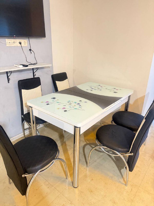 Обеденный стол и четыре стула