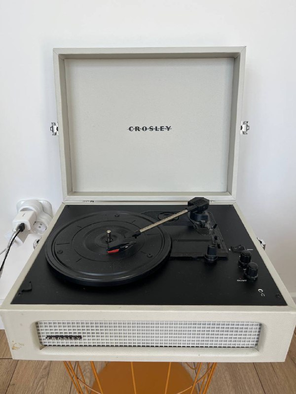 Виниловый проигрыватель Crosley Voyager Turntable Dune 2