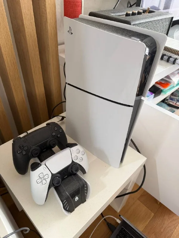 Playstation 5 Slim Digital, 2 геймпада, док станция