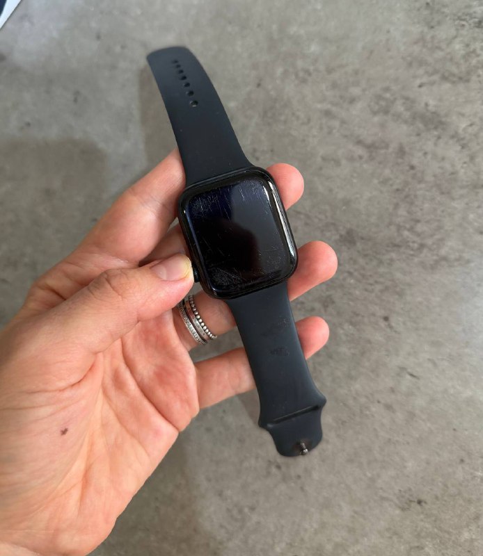Apple Watch с поцарапанным экраном 2