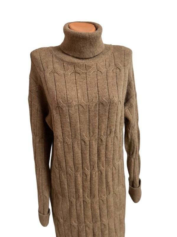 Вязаное платье с высоким воротом коричневое