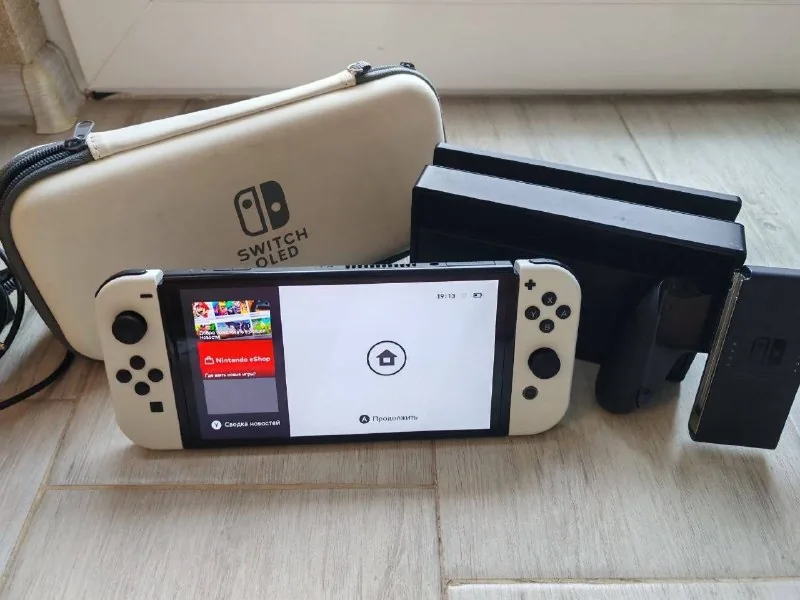 Nintendo Switch OLED, игра Pokémon Let's Go Eevee 1