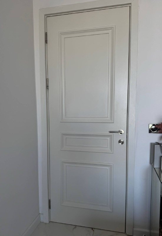 Межкомнатная дверь с рамой и ручками белая