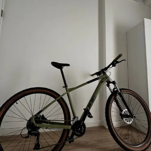 Велосипед Cube Aim Race 2024, шлем Met Veleno MIPS