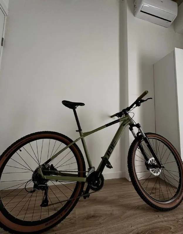 Велосипед Cube Aim Race 2024, шлем Met Veleno MIPS 1