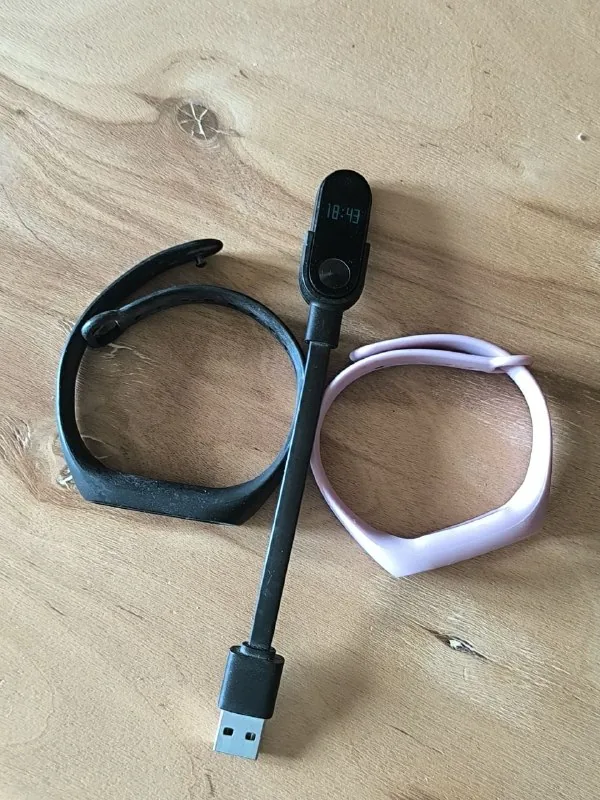 Xiaomi Mi Band 2, ремешки, зарядка 1