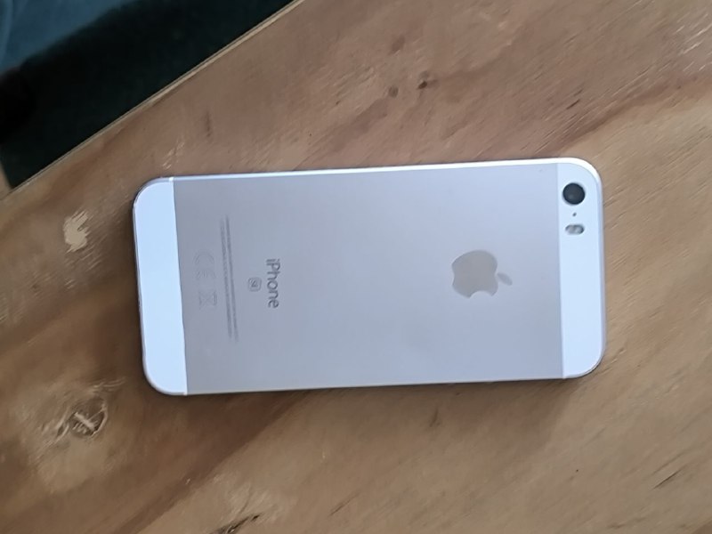 iPhone 5 SE с черным чехлом