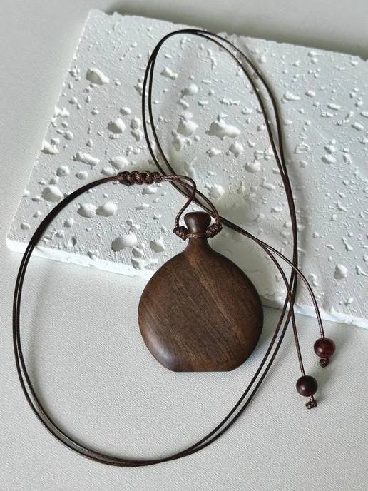 Стильный деревянный кулон на длинном шнурке