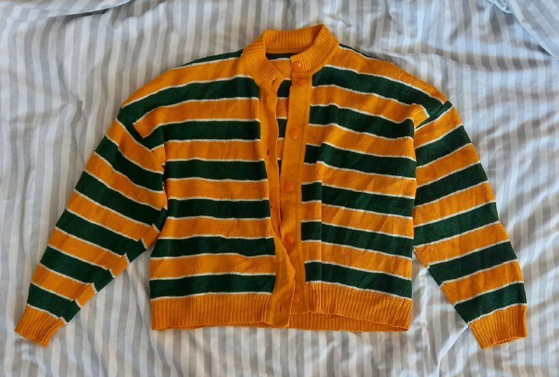 Полосатая кофта, пиджак черный, туфли замшевые, джинсы черные