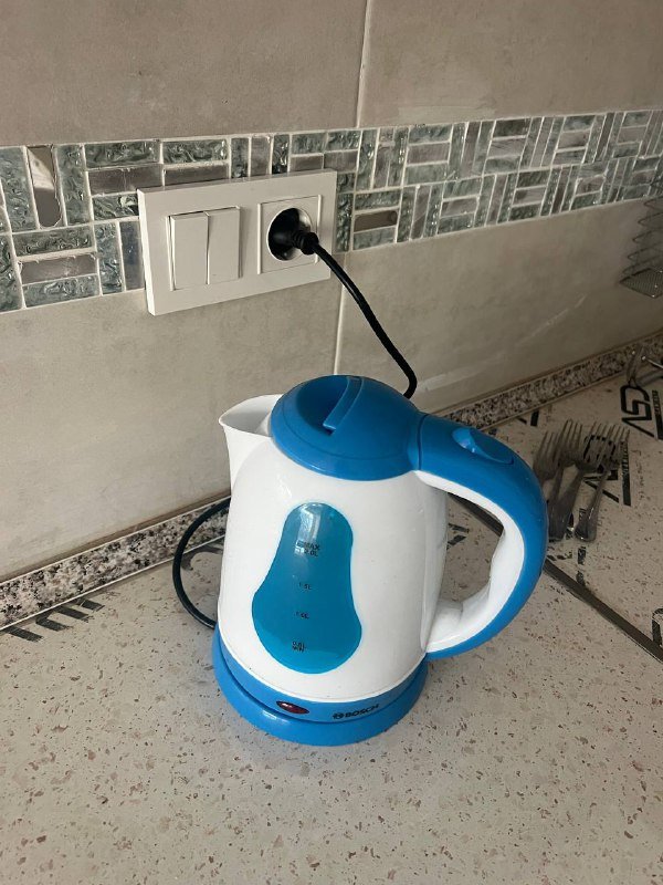 Чайник, раковина с краном, сушка для посуды, посуда, телевизор, диван, стол, стул, столик, кровать, шкаф, раковина и зеркало