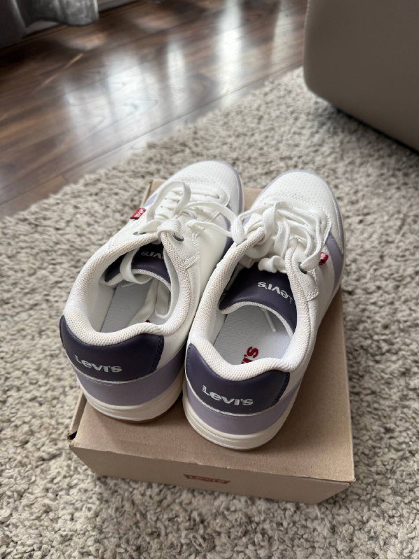 кроссовки New Balance, кеды Levi's 5