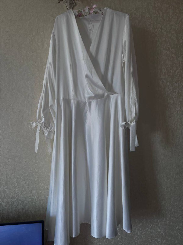 Платье нежно розовое, Платье черное на запах, Топ белый, Кофта черная оверсайз, Платье белое, Туфли белые, Ботинки черные 5