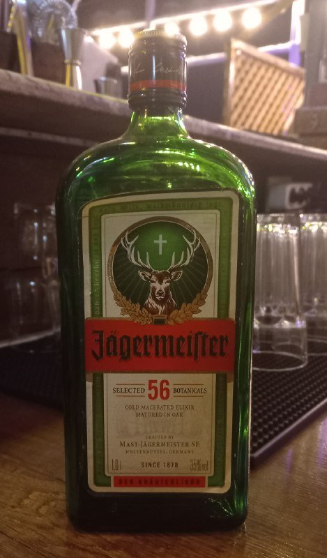 Пустые бутылки от алкоголя Мартини, Квантро, Ягеря