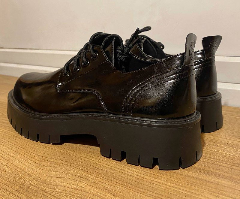 Чёрные мужские ботинки дерби на массивной подошве