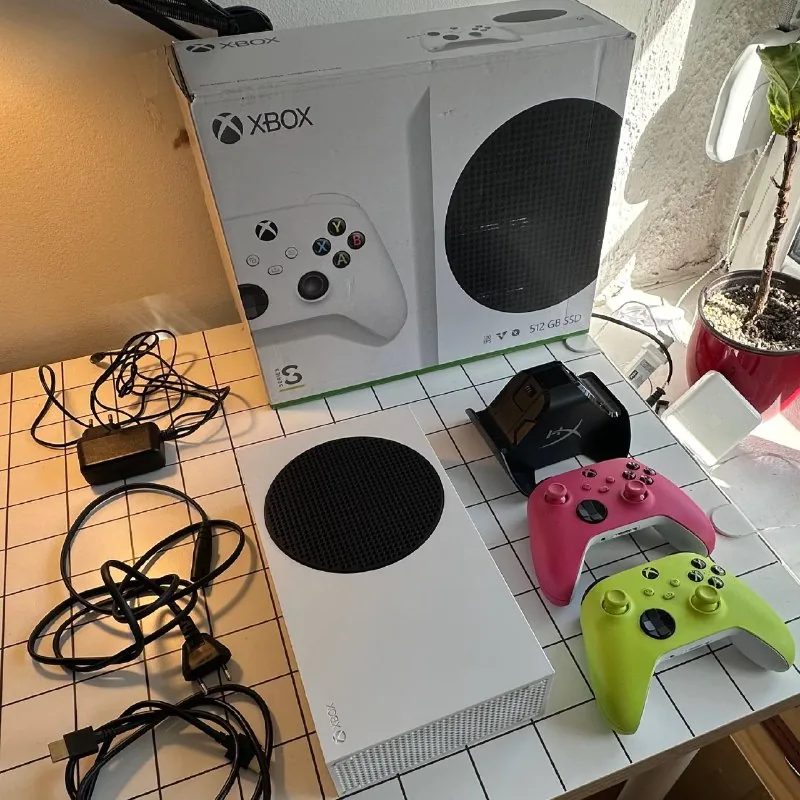 Xbox Series S 512 ГБ с двумя геймпадами 1