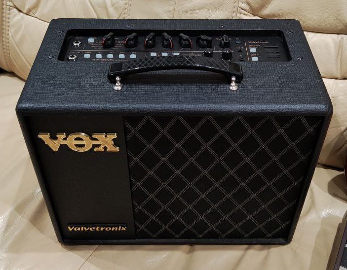 Fender Duo-Sonic, Schecter Omen-II, Korg Microkorg, VOX vt20x