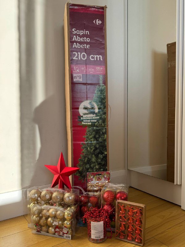 Искусственная елка с елочными игрушками 2