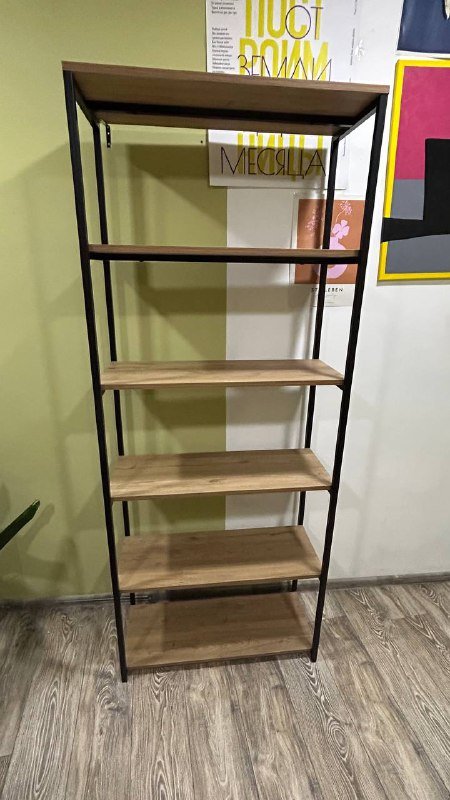 стеллаж, кофеварка, настольная лампа