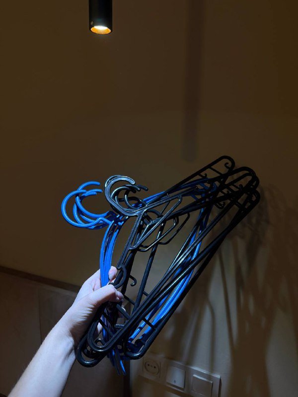 Тремпели плечики вешалки черные и синие