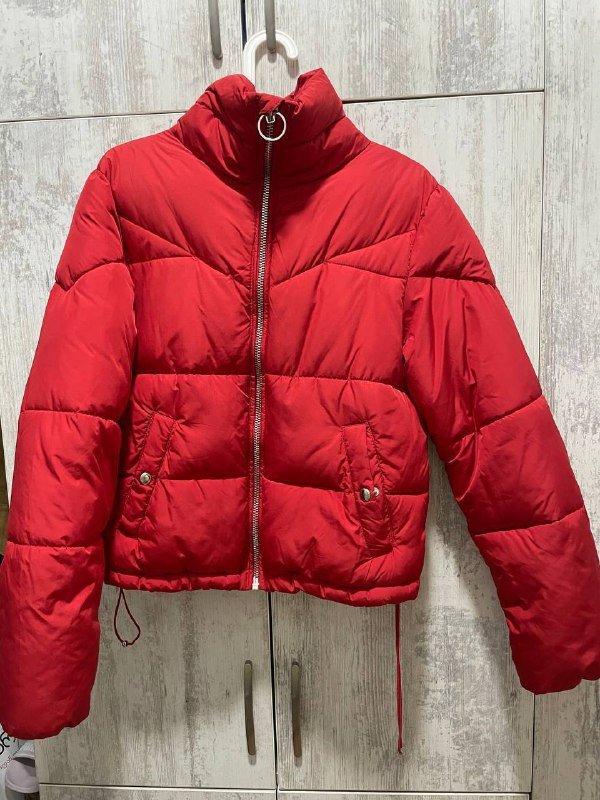 красная и черная женская куртка 2