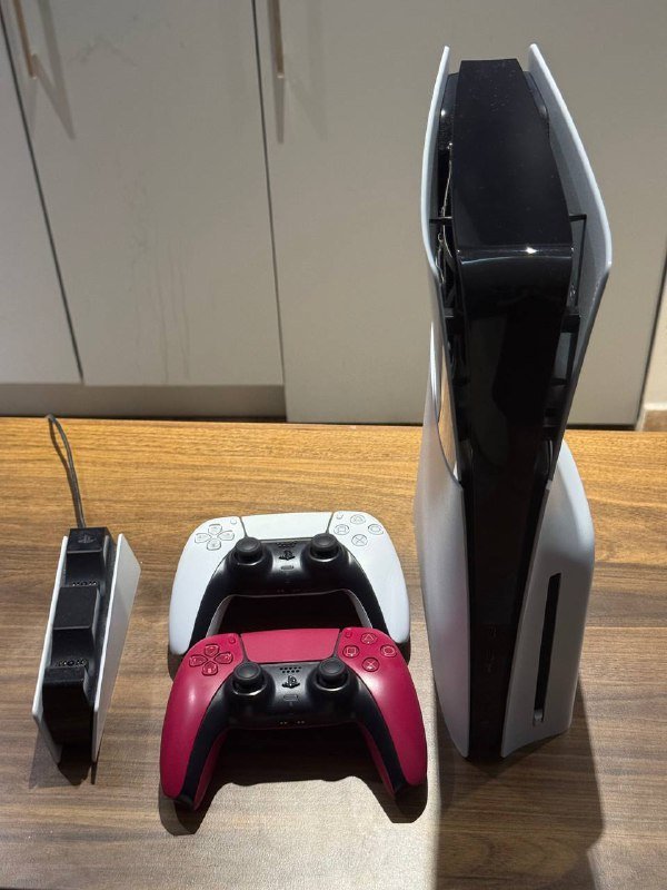 PS5, два джойстика, зарядка для джойстиков