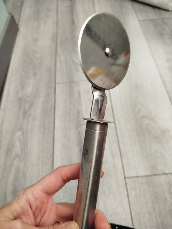 Форма для яиц пашот, пластиковый тазик, гирлянда, бутылка для масла, шапочки одноразовые, часы настенные, пицца-нож, полотенца, коробка для чайных пакетиков, таблетки эспрессо 7