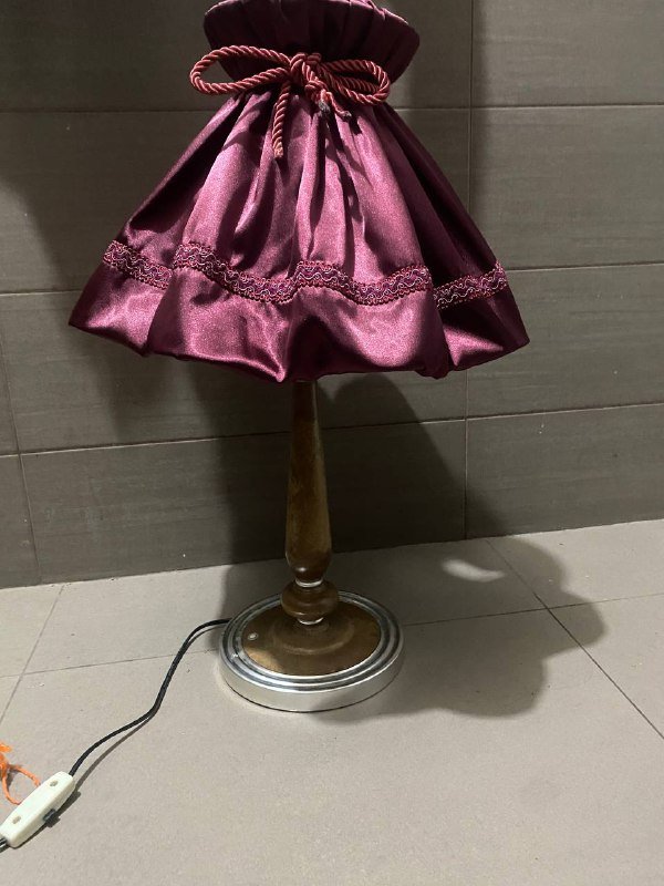 Настольная лампа с абажуром