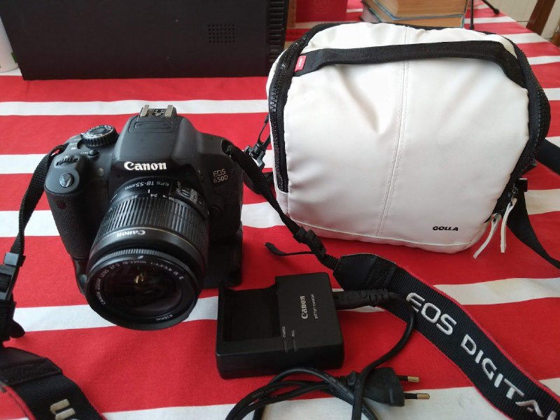Зеркальный фотоаппарат Canon 650D с аксессуарами
