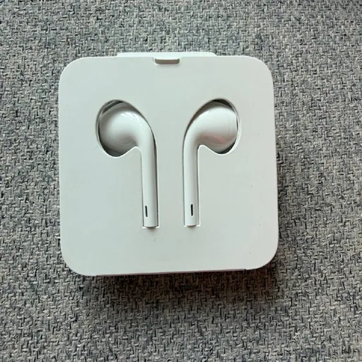New Apple headphones with Lightning