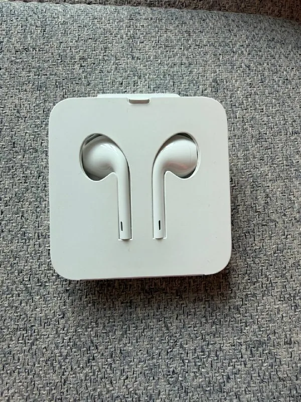 New Apple headphones with Lightning 1