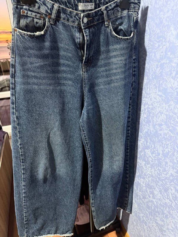 Рубашка, ботильоны, полупальто, кроссовки, сумка, майка, футболка, джинсы, очки солнцезащитные 8