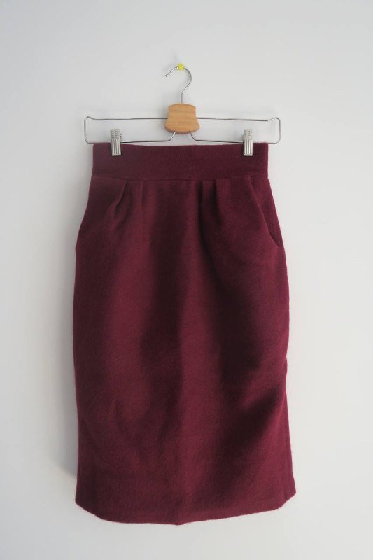 Бордовая шерстяная юбка-карандаш с карманами и складками