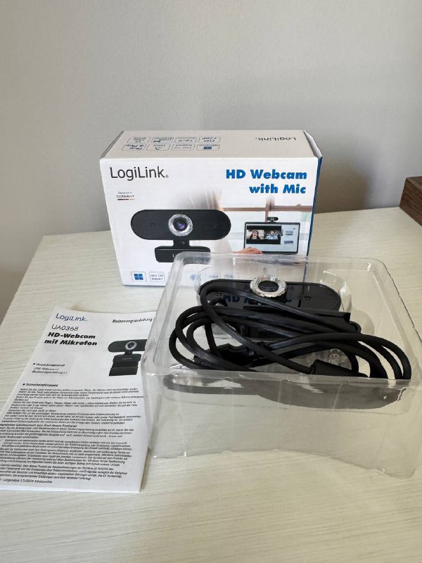 Клавиатура и мышь Logitech, мониторы Samsung, вебкамеры, гарнитура Meta Quest, USB-хаб Xiaomi, LED свет 4