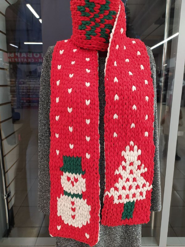 Длинный вязаный шарф с новогодними рисунками 2