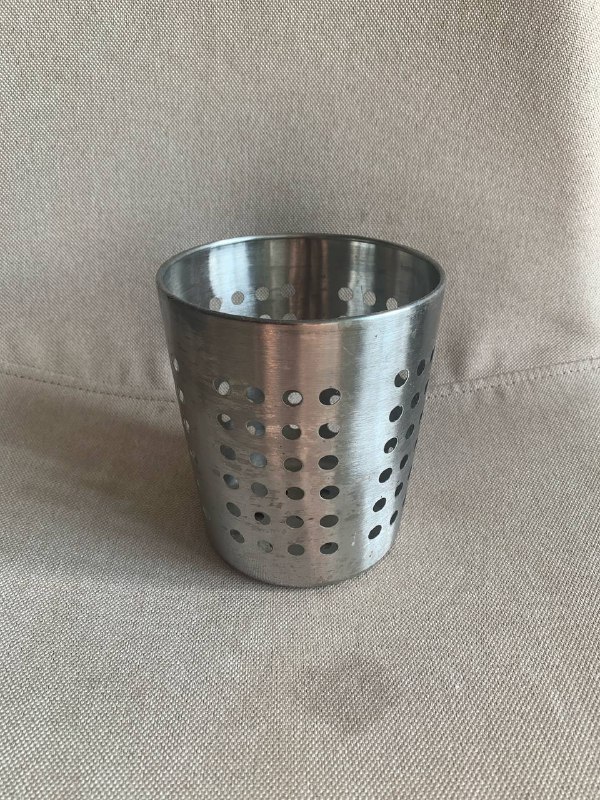 Рабочий стол, емкость под крупы, подставка под специи, стакан для столовых приборов, горшки, растение монстера, растение Диффенбахия, свечка, помпа для воды, робот-пылесос Tefal 4